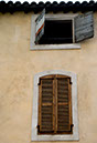 42) Fenêtre aux Volets Clos